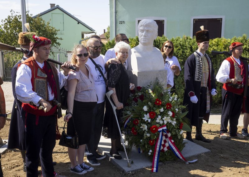 Otkriven spomenik Vinku Budimiru - Slonu: 'Podsjetnik na sve one koji su dali svoje živote'