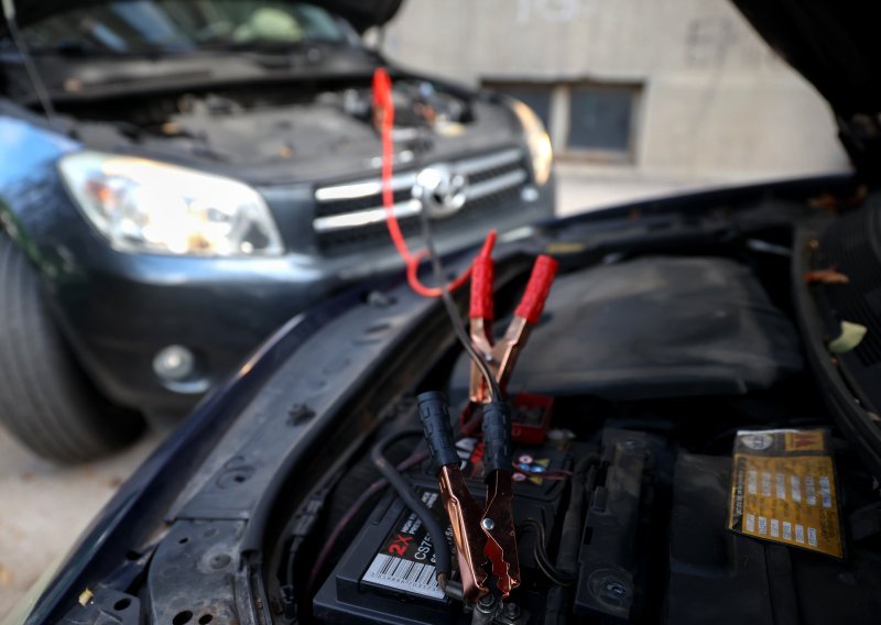 Palite auto na kleme? Mehaničar upozorava na pogrešku koju mnogi rade s crnom stezaljkom