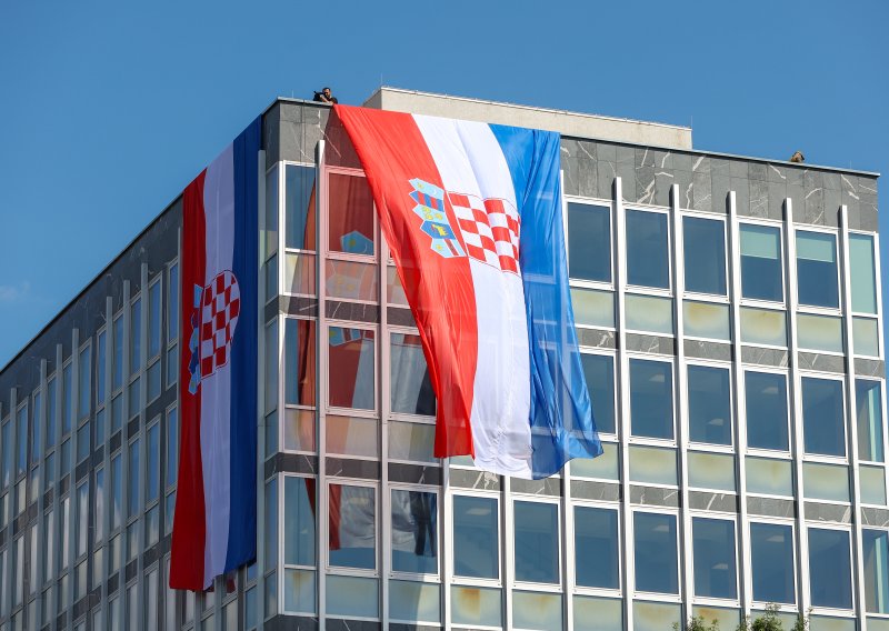 Ušao u Palaču pravde bez zaustavljanja i oglušio se na zapovijedi. Ubrzo je intervenirala policija