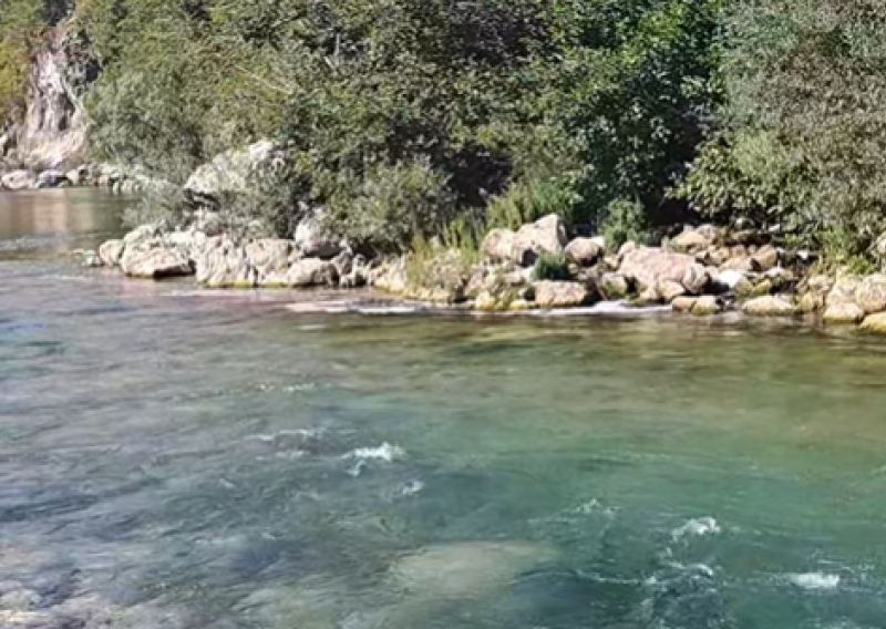VIDEO Šokantan prizor na Neretvi, rijeka se zacrvenjela: 'Krv iz klaonice neprekidno otječe'