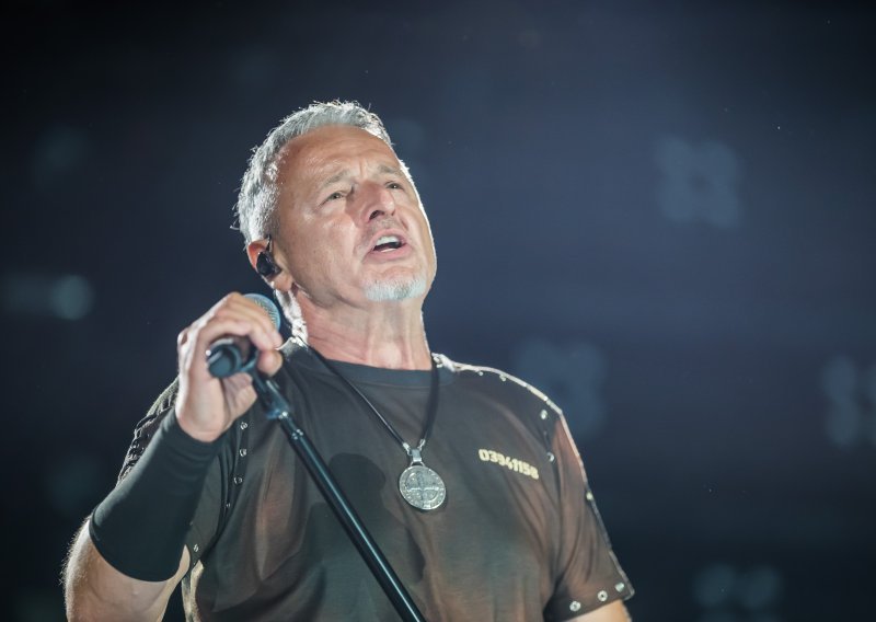 Thompsonov koncert počinje za manje od dva sata, redovi ispred pozornice već su puni ljudi