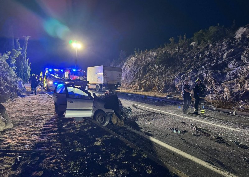 FOTO Teška nesreća kod Krčkog mosta: Srbin prešao u suprotnu traku pa se zabio u kamion