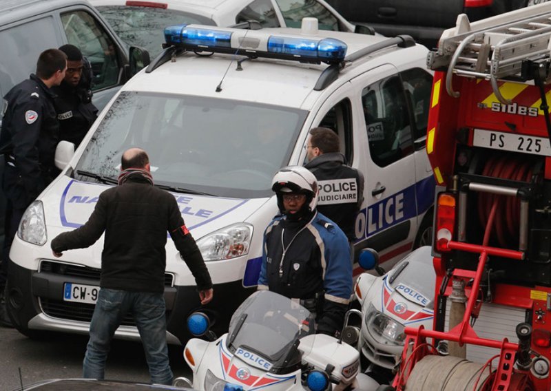 Trojica pariških terorista identificirani, tisuće policajaca ih traži