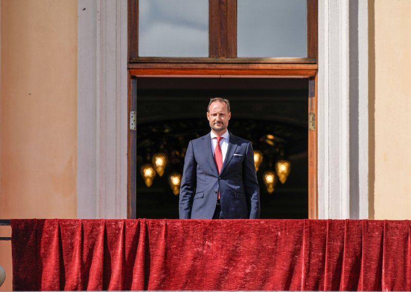 Nije želio kraljevski život, a sada je usred obiteljskih skandala postao kralj