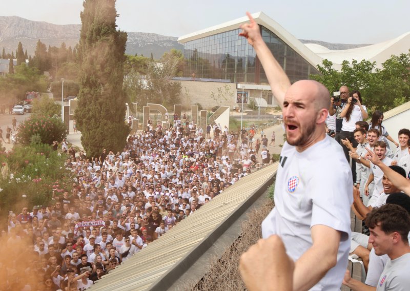 Hajdukovi igrači dočekani na Poljudu, navijači pjevali 'Gazi purgere'