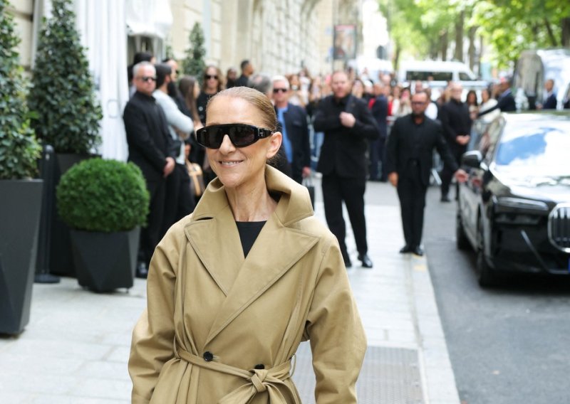 Pariška modna lekcija Celine Dion: Asimetrični baloner i crni salonke za trijumfalan povratak u prijestolnicu mode