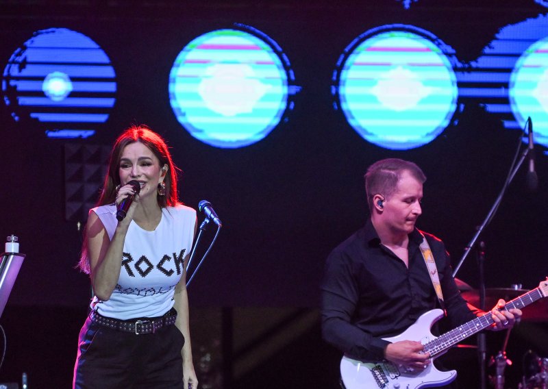 Rock energija u Karlovcu: Severina raspametila publiku, a svi su gledali u natpis na njezinoj majici