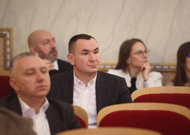 Održan prosvjed ispred osječke kompostane zbog nesnosnog smrada. Oglasio se Unikom