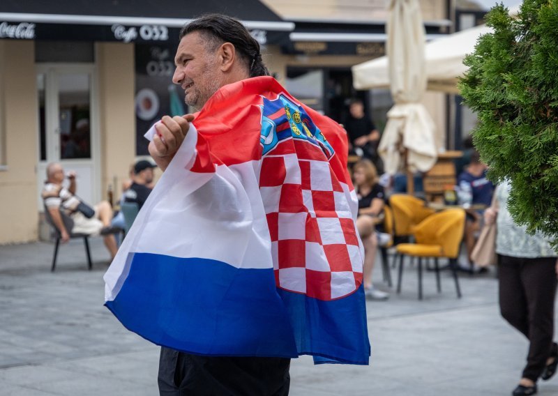 Tisuće stigle u Vukovar zbog Thompsonovog koncerta, došao i Miro Bulj: Pogledajte nove fotografije atmosfere