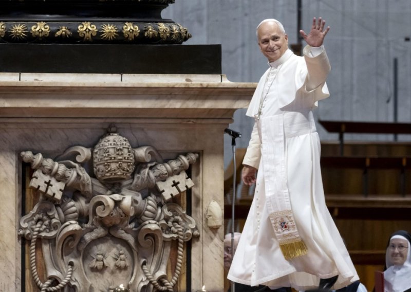 Papa podbada Trumpa: Meni su svi novinari dobrodošli