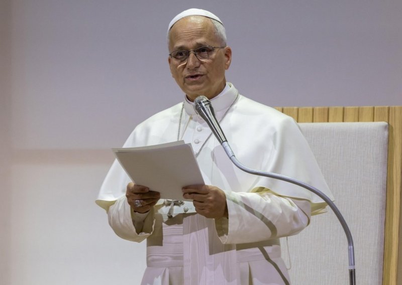 Papa Lav upozorio na AI: 'Mora služiti ljudima, a ne poticati podjele i sukobe'