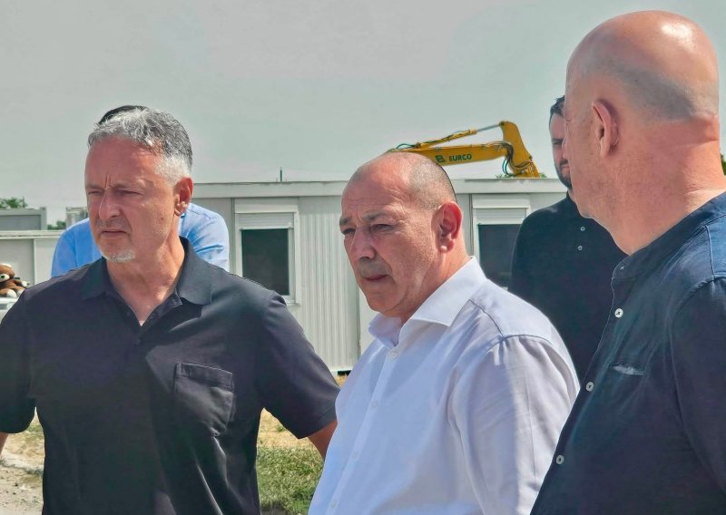 Tomo Medved s Thompsonom na vukovarskoj masovnoj grobnici: 'Uklonit ćemo i ovo brdo'