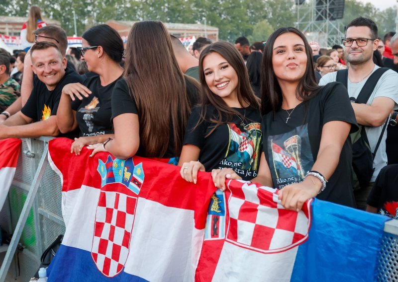 Obožavatelji strpljivo čekaju početak Thompsonovog koncerta: Tisuće napunile Gospodarsku zonu u Vukovaru