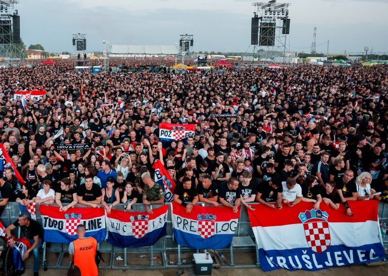 Thompson koncert otvorio pjesmom 'Ustani iz sjene'. Publici poručio: 'Večeras pjevajmo, ne štedimo grlo'