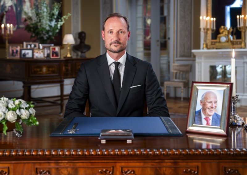 Novi norveški kralj Haakon VIII. u prvom emotivnom obraćanju odao počast pokojnom ocu