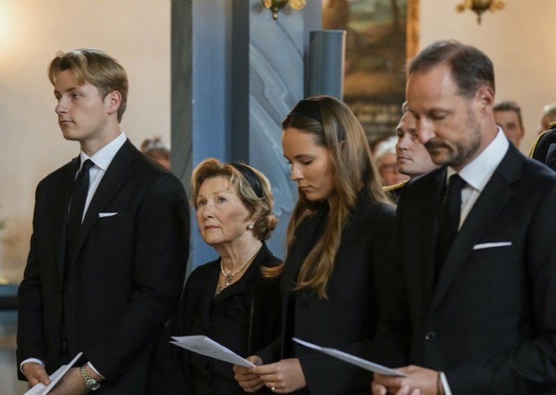 Tisuće građana u suzama: Norveška se oprašta od voljenog monarha, kralj Haakon VIII. predvodio obitelj