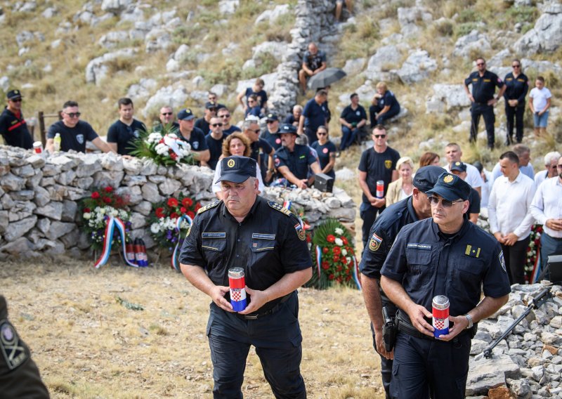 FOTO Na Kornatima obilježena 19. godišnjica tragedije u kojoj je poginulo 12 vatrogasaca