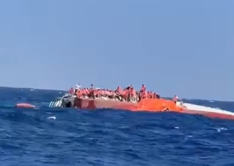 Užas kod Cipra: Prevrnuo se putnički brod s više od 260 ljudi. Najmanje šestero mrtvih