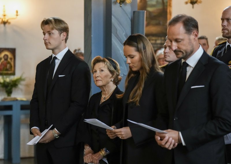 Norveška oplakuje kralja Haralda V.: Kraljevska obitelj prisustvovala misi u Askeru
