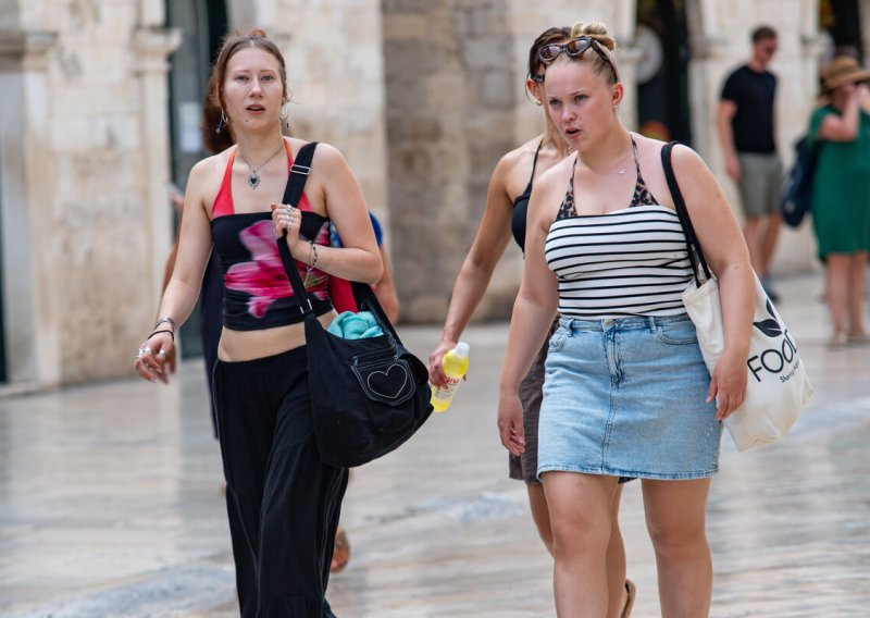Ovako izgleda ljetna ležernost na Stradunu: Traper, lan i lepršave haljine bile su u prvom planu