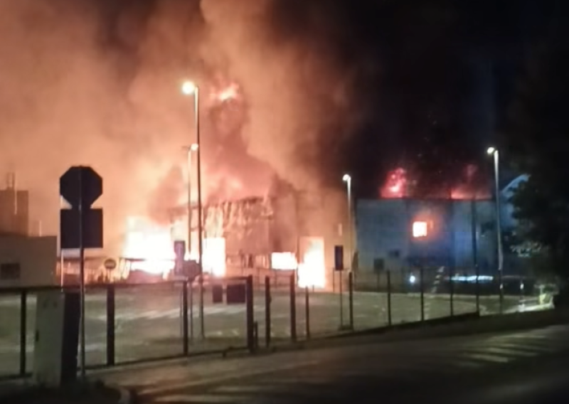 VIDEO Gori objekt s kemikalijama u Karlovcu: 'Zatvorite prozore i ugasite klime'