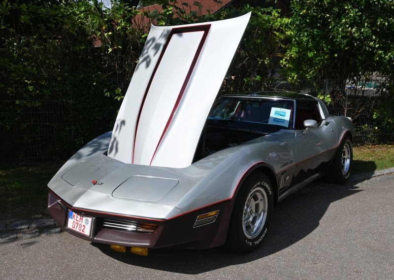 Star je 18 godina, a na satu ima samo osam kilometara: Na vjetrobranu mu je još tvornička naljepnica
