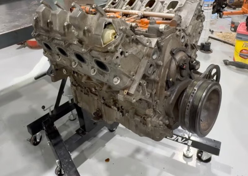 Prešao je više od 320.000 km, a motor se doslovno raznio: Kad ga je mehaničar otvorio, otkrio je nešto čudno