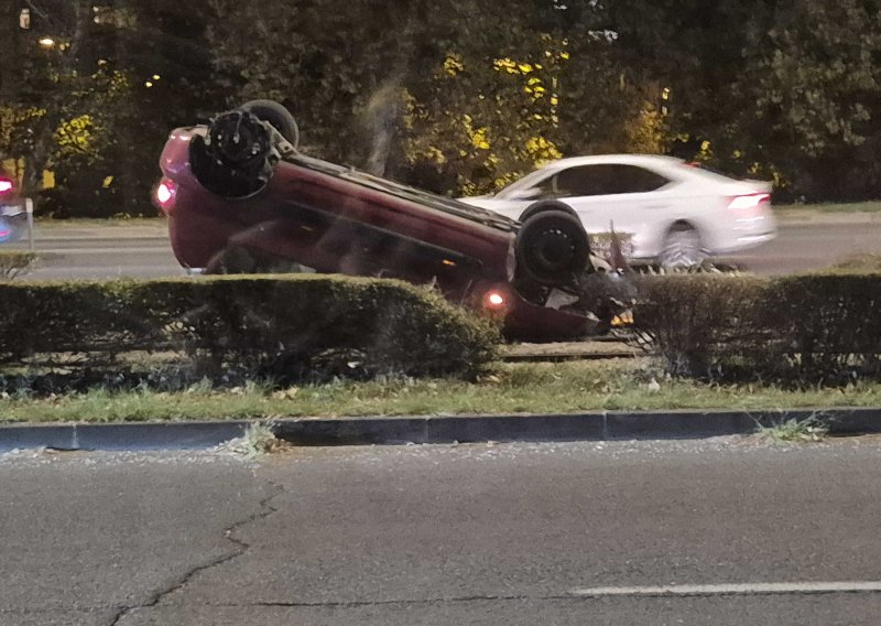 Prometna nesreća kod Borovja: Auto prevrnut kod tramvajske stanice