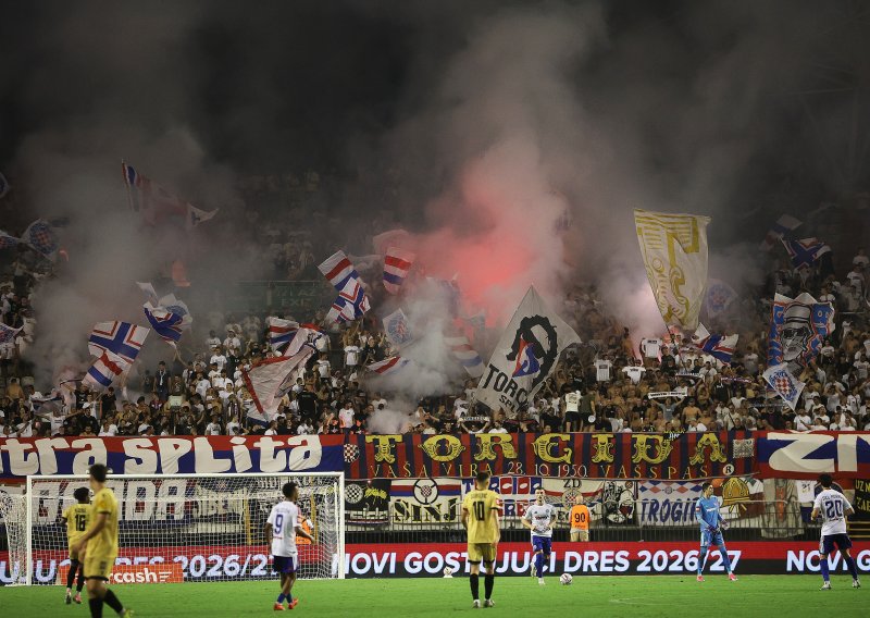 Torcida na Poljudu zapalila transparent navijača koji su odali počast Ratku Mladiću