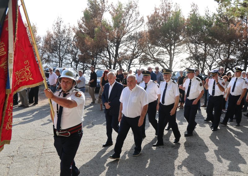 Omiš se oprostio od vatrogasnog heroja Drage Lelasa, život je posvetio pomaganju drugima