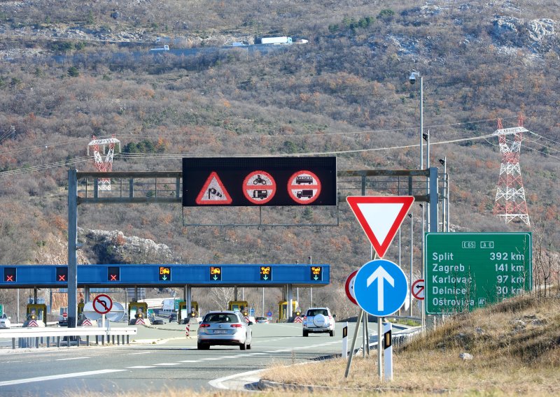 Vjetar stvara probleme: Skupini vozila zabranjen promet Jadranskom magistralom