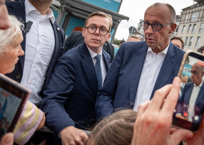 Merza izviždali na predizbornom skupu: Urlali mu da je 'Pinokio' i ratni huškač