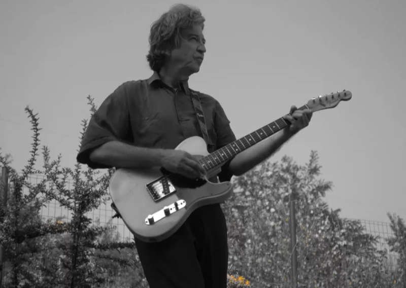 Preminuo Deni Kožić, zagrebački gitarist i kantautor