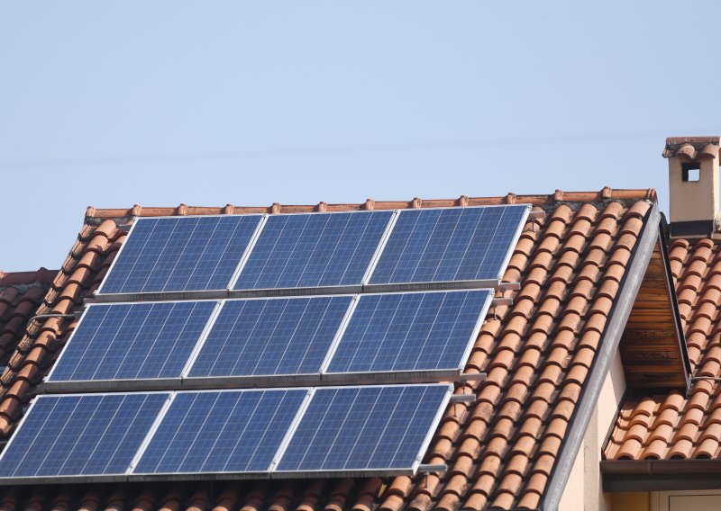Dobre vijesti za građane: Stižu poticaji za kupovinu električnih automobila i ugradnju solarnih panela