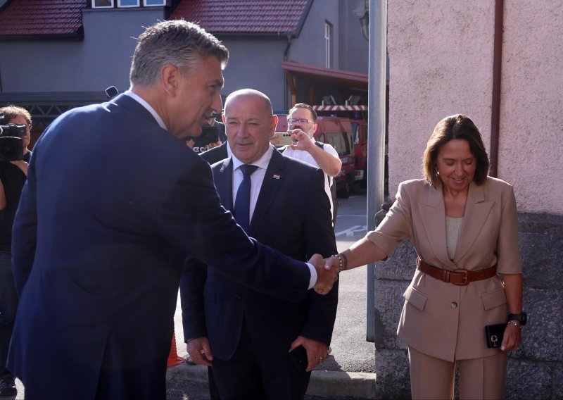 FOTOGALERIJA Plenković stigao u Gospić s nekoliko ministara: Pogledajte kako je dočekan