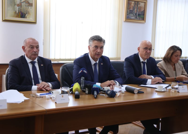 FOTO Plenković stigao u Gospić i obratio javnosti: 'Sanacija će sada dobiti novu brzinu'