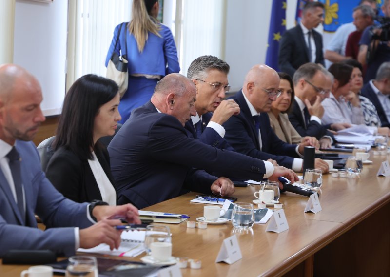 Iznenađenje u Gospiću: Plenković ispred sebe ima čašu, a ne flašicu vode, Vlada tvrdi da je iz slavine