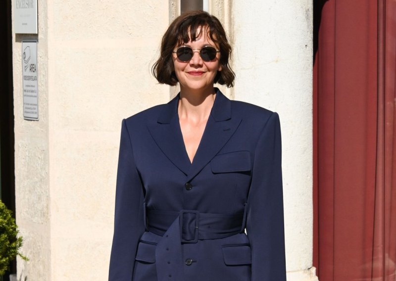 Jednostavno, elegantno i efektno: Maggie Gyllenhaal pokazala kako predimenzionirani sako nositi sa stilom