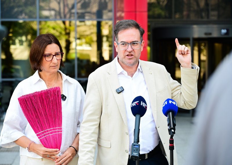 Nova politička akcija Centra: Metlom žele 'počistiti' 10.000 stranačkih mjesta