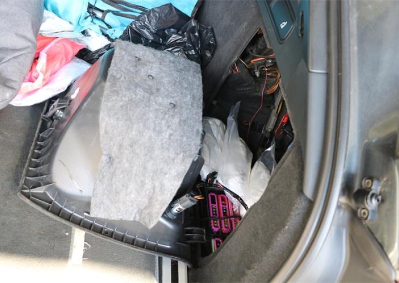Policija ih zaustavila na granici, a onda otkrila što su skrivali u autu