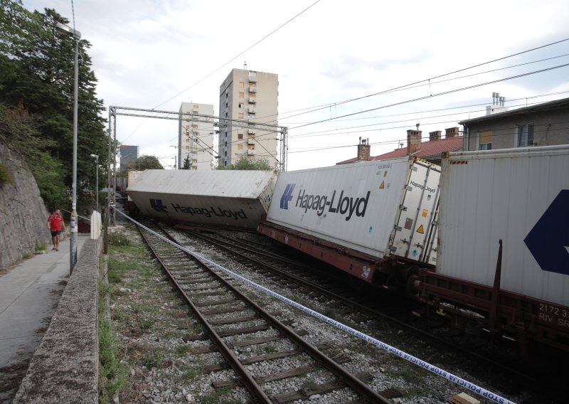 FOTO, VIDEO: U Rijeci iz tračnica iskočio teretni vlak
