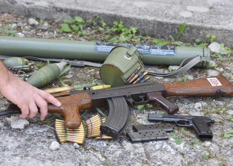 Policija u Lici pronašla ručne bombe iz rata, imaju upozorenje za građane