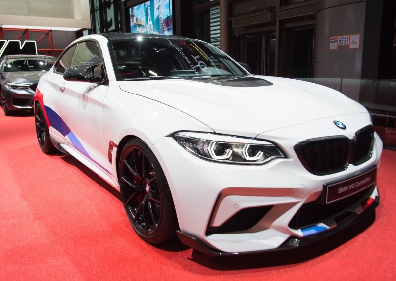 Vlasnik BMW-a danima nije mogao riješiti smrad: Mehaničar pronašao jeziv uzrok
