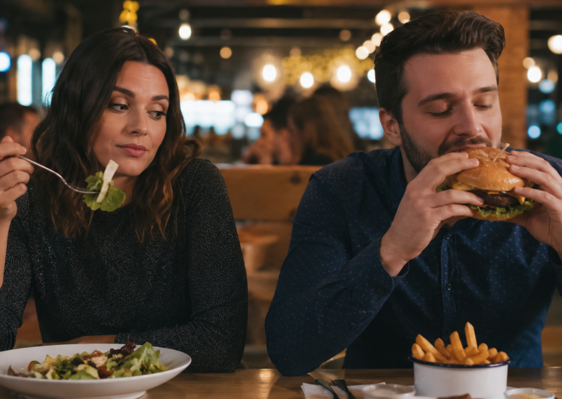 Zašto žene u filmovima jedu salatu, a muškarci burger? Priča je veća nego što mislite