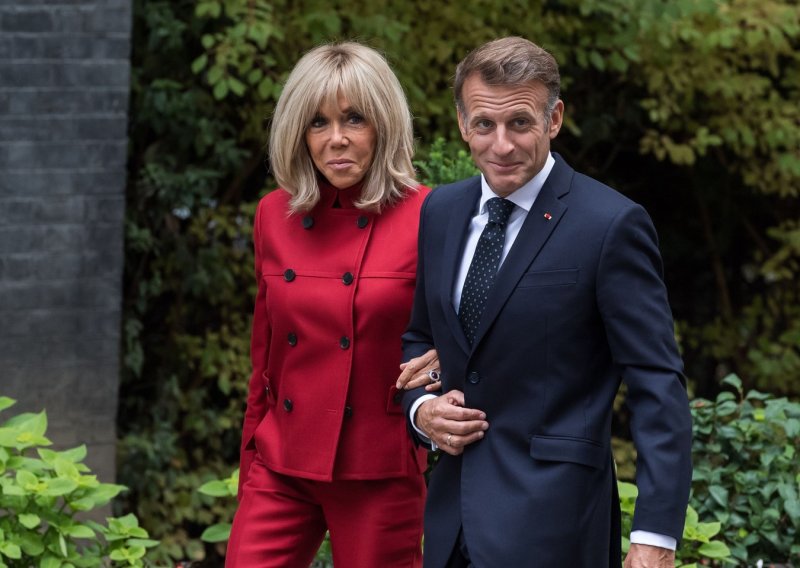 Brigitte Macron u crvenom od glave do pete: Prva dama u izdanju koje nije moglo proći nezapaženo