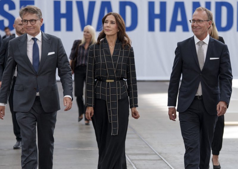 Danska kraljica zna kako oživjeti stari komad odjeće: Kombinira bluzu staru deset godina