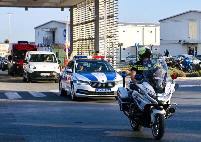 FOTO, VIDEO Stotine Mladićevih simpatizera ispratilo njegovo tijelo kroz Beograd