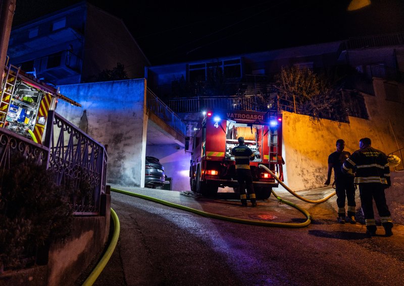 Još uvijek gori kod Perkovića: Vatrogasci dežurali cijelu noć, ali nisu savladali požar