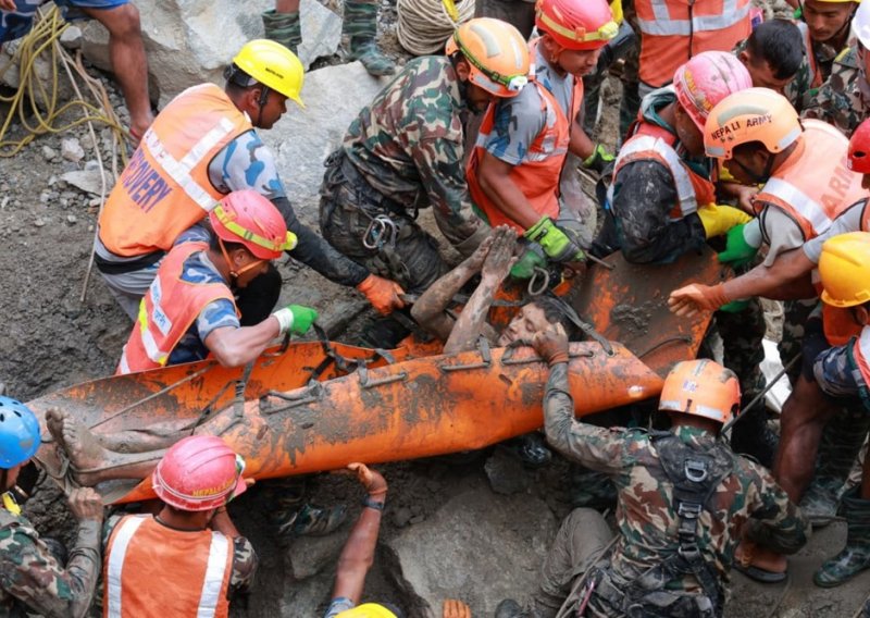 Dvije osobe preživjele devet dana pod tunelom u Nepalu, traga se za njih još 4000