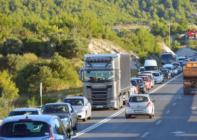 Gužve na obilaznici, ali i Jadranskoj magistrali kod Podstrane i Omiša